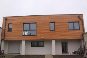 dom z drewnianą fasadą z oknami w obiekcie Ferienhaus in Jois w mieście Jois
