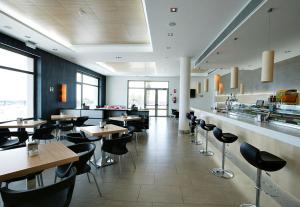 a dining room with tables and chairs in a restaurant at 01 Loft Alenda Golf in Monforte del Cid