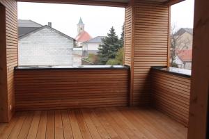 pusty balkon z dużym oknem w domu w obiekcie Ferienhaus in Jois w mieście Jois +2 zdjęcia