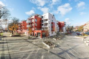 グダニスクにあるGarnizon Modern Apartment with parking & balconyの建物のある都市の空き駐車場