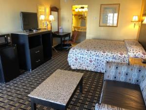 Postel nebo postele na pokoji v ubytování Knights Inn Mount Laurel