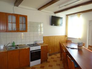 Kuchyň nebo kuchyňský kout v ubytování U Nás - Apartmán Zajíc + 23 fotografií