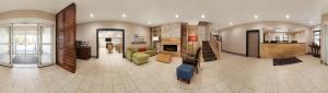 sala de estar amplia con sofá y chimenea en Country Inn & Suites by Radisson, Washington, D.C. East - Capitol Heights, MD, en Capitol Heights