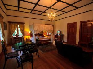 غافيرنارز مينشين في هاتون: غرفة معيشة مع طاولة طعام وغرفة نوم