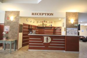 um bar num restaurante com uma placa que lê recepção em Dafovska Hotel em Pamporovo