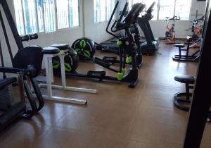 une salle de sport avec de nombreux tapis roulants et machines dans l'établissement Casa Montemar Algorfa Spain, à Castillo de Montemar