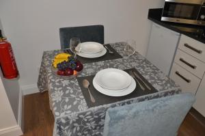 uma mesa com pratos e uma taça de fruta em Edificio Charles 301 em Funchal