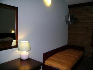 een slaapkamer met een bed en een lamp op een tafel bij Les Chalets B&B in Villetta Barrea