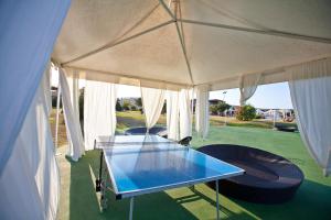 - une table de ping-pong bleue dans une tente dans l'établissement Hotel Baia Del Porto, à Budoni