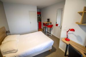 Postel nebo postele na pokoji v ubytování KOSY Appart'hôtel Le Champ De Mars Reims