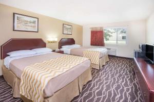 Кровать или кровати в номере Travelodge by Wyndham Terre Haute