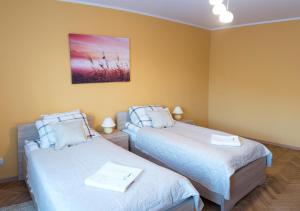 クリニツァ・ズドルイにあるGo2Krynica - ASの黄色い壁の客室内のベッド2台