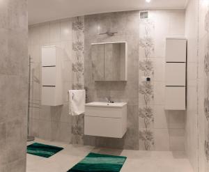 クリニツァ・ズドルイにあるGo2Krynica - ASのバスルーム(洗面台、鏡付)