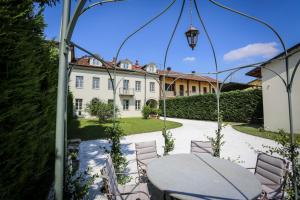 an outside view of a house with a table and chairs at B&B Villa Ricardi in Moncalieri