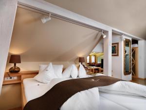 Postel nebo postele na pokoji v ubytování Hotel Goldener Adler - im Sommer Silvretta Card Premium inkludiert