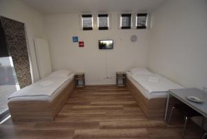 um quarto de hospital com duas camas e uma mesa em Apartment Stuttgart Kaltental em Estugarda