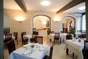 Reštaurácia alebo iné gastronomické zariadenie v ubytovaní Hotel Giulio Cesare
