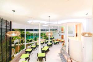 A restaurant or other place to eat at Waira Suites