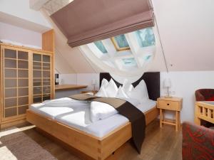 Postel nebo postele na pokoji v ubytování Hotel Goldener Adler - im Sommer Silvretta Card Premium inkludiert