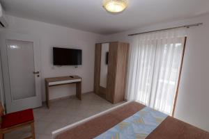 TV a/nebo společenská místnost v ubytování Amaryllis residence, apartment Diana & Deluxe rooms with shared kitchen