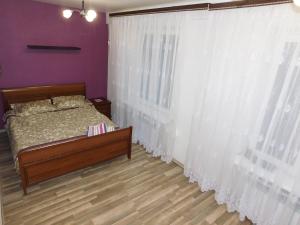 ピャチゴルスクにある2 комн 1я Бульварнаяのベッドルーム1室(ベッド1台付)、窓(白いカーテン付)