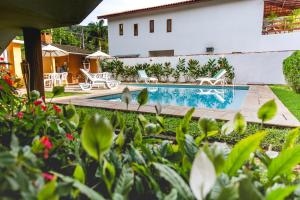 A piscina localizada em Pousada Rosa dos Ventos Juquehy ou nos arredores