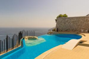 タオルミーナにあるSea Life - Taorminaの海の景色を望むスイミングプール