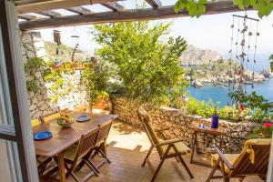 タオルミーナにあるSea Life - Taorminaの水辺の景色を望むパティオ(テーブル、椅子付)