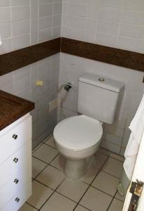 y baño con aseo blanco y lavamanos. en Flat em Boa Viagem - Recife, en Recife