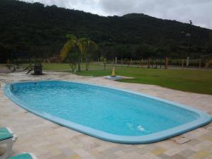 A piscina localizada em Costa Allegra Ingleses Residence ou nos arredores