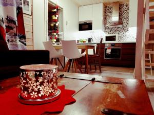 ロヴァニエミにあるLaplandbike Apartment Arctic Circleのキッチン、リビングルーム(テーブル、椅子付)