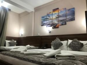1 dormitorio con 2 camas y toallas. en Prenociste DM5 en Novi Pazar