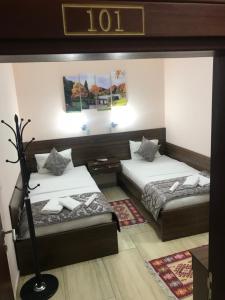 a room with two beds in a room at Prenociste DM5 in Novi Pazar