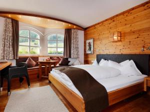 Postel nebo postele na pokoji v ubytování Hotel Goldener Adler - im Sommer Silvretta Card Premium inkludiert + 37 fotografií