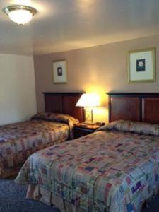 una camera d'albergo con due letti e una lampada di Ridge Top Motel - Bryson City a Bryson City