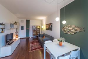 ein Wohnzimmer mit einem Sofa und einem Tisch in der Unterkunft Le Torri in Darsena in Savona