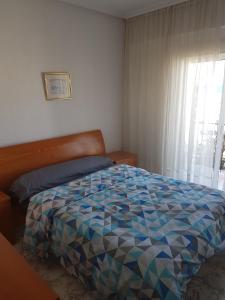 sypialnia z łóżkiem z kolorową kołdrą w obiekcie Apartment Svetlana 2 w Alicante