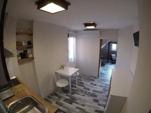 een badkamer met een wastafel, een tafel en een aanrecht bij Gramophone Sofia Downtown Apartment in Sofia