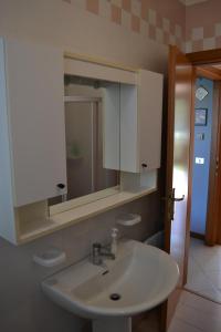カヴァッリーノ・トレポルティにあるCasa Teresaのバスルーム(白い洗面台、鏡付)