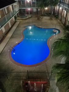 Vaizdas į baseiną apgyvendinimo įstaigoje Midtown Hotel New Orleans arba netoliese