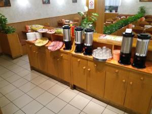 Příslušenství pro přípravu čaje a kávy v ubytování Hotel Pelikan
