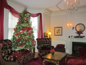 una sala de estar con un árbol de Navidad. en Chipman Hill Suites - Sydney Street en Saint John
