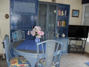 プラヤ・デアロにあるVilla Casa rosa Mariaのダイニングルームテーブル(椅子付)、花瓶