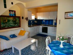 a living room with a couch and a table and a kitchen at Villa Casa rosa Maria in Platja d'Aro