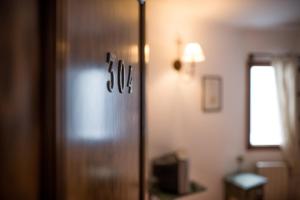 um fecho de uma porta num quarto em Hotel Morales em Ronda