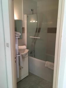 La salle de bains est pourvue d'une douche et d'un lavabo. dans l'établissement Hotel Alcyon, à Valras-Plage