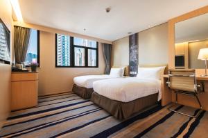 Katil atau katil-katil dalam bilik di Metropark Hotel Mongkok