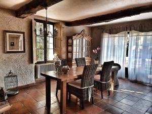 comedor con mesa de madera y sillas en Le Domaine Saint Martin, en Flassans-sur-Issole