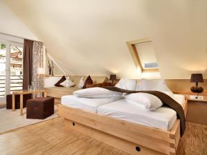 Postel nebo postele na pokoji v ubytování Hotel Goldener Adler - im Sommer Silvretta Card Premium inkludiert