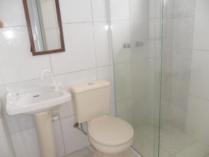 ein Bad mit einem WC, einem Waschbecken und einer Dusche in der Unterkunft Pousada da Serra in Quatro Barras